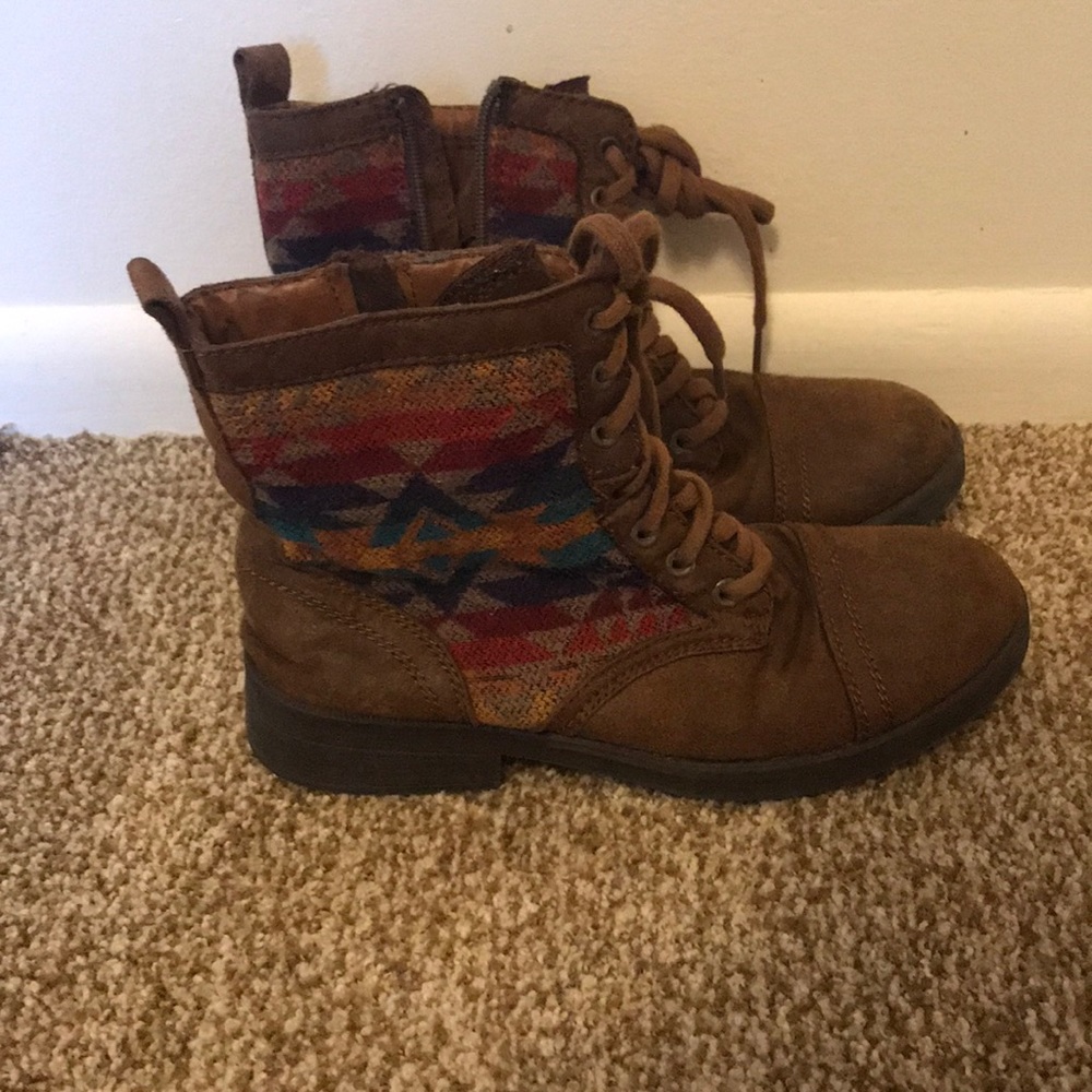 Fall boots - Picture 2 of 5